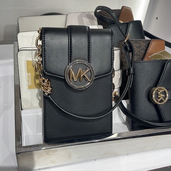 MICHAEL KORS CARMEN SMALL FAUX LEATHER PHONE CROSSBODY BAG - Picture 2 of 16